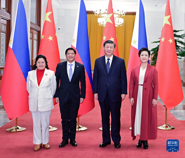 President Xi meets with President of the Phillipines.jpg