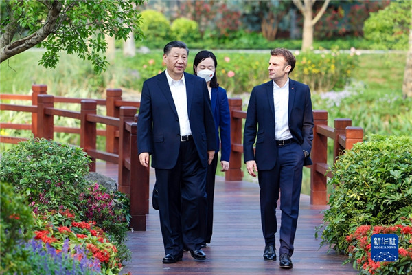 Oresident XI holds an informal meeting with French President.jpg