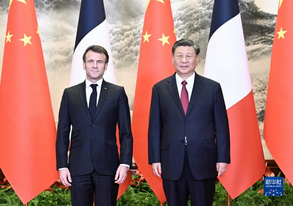 President Xi holds talks with French President.jpg