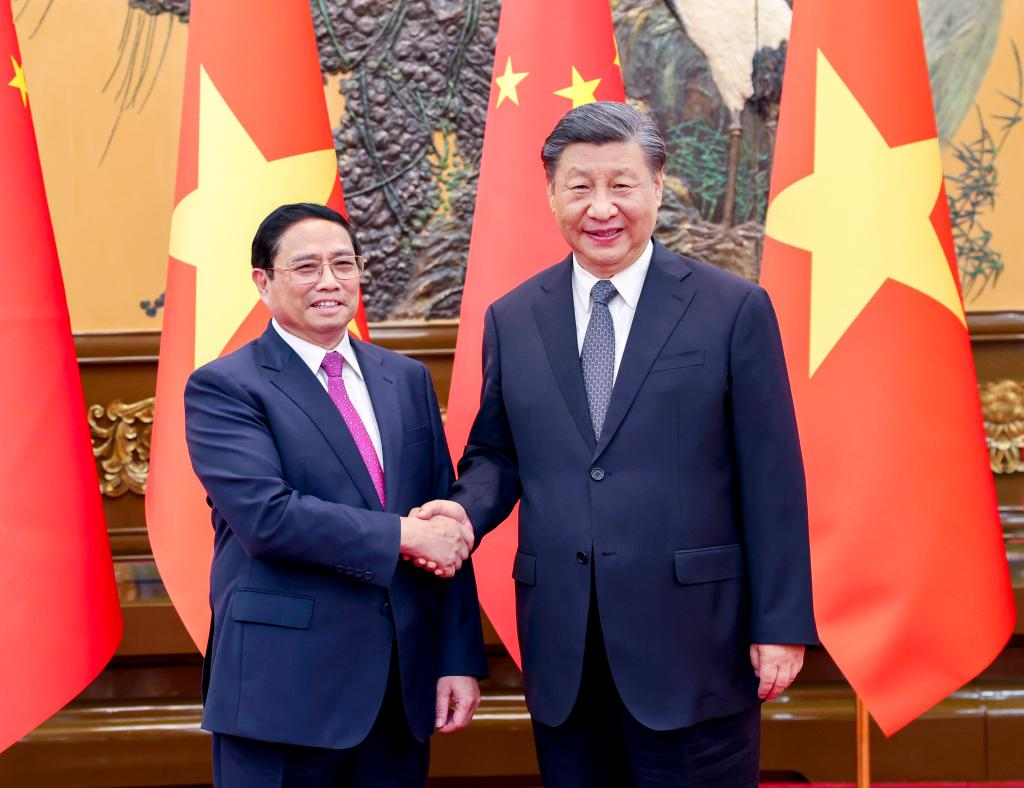 President Xi meets with Vietnamese PM.jpg