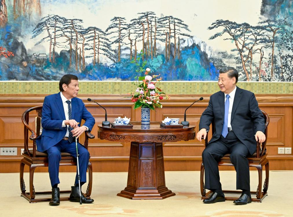 Xi meets former Philipine President .JPG