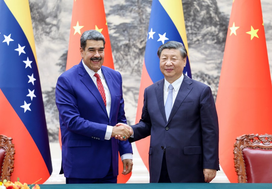 President Xi holds talks with Venmezuelan President.jpg