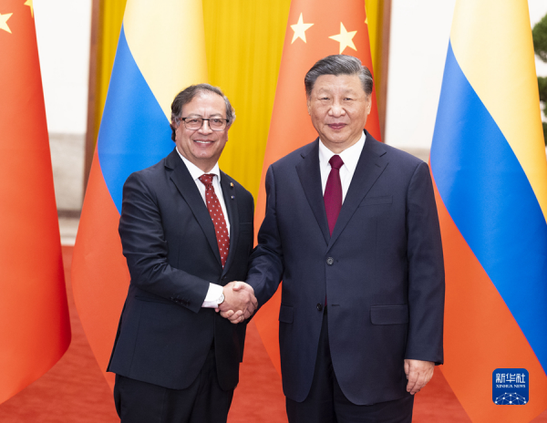 President Xi holds talks with President of Columbia.png