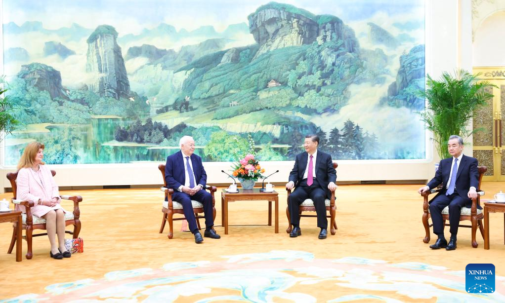 Xi meets French Merieur Foundation president and his wife.jpeg